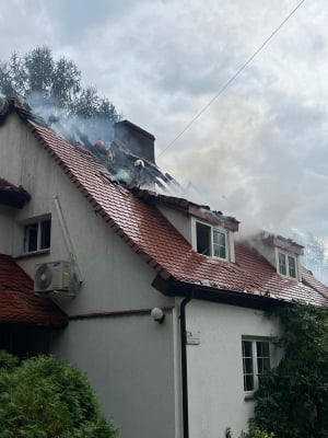 Poważny pożar domu pod Legnicą. Spłonął dach budynku, w akcji 11 zastępów [ZDJĘCIA] - 0