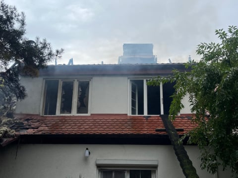 Poważny pożar domu pod Legnicą. Spłonął dach budynku, w akcji 11 zastępów [ZDJĘCIA] - 2