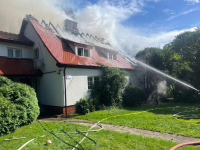 Poważny pożar domu pod Legnicą. Spłonął dach budynku, w akcji 11 zastęp&oacute;w [ZDJĘCIA]