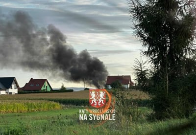 Pożar ciężar&oacute;wki i budynku w Jordanowie Śląskim. Dym było widać z wielu kilometr&oacute;w