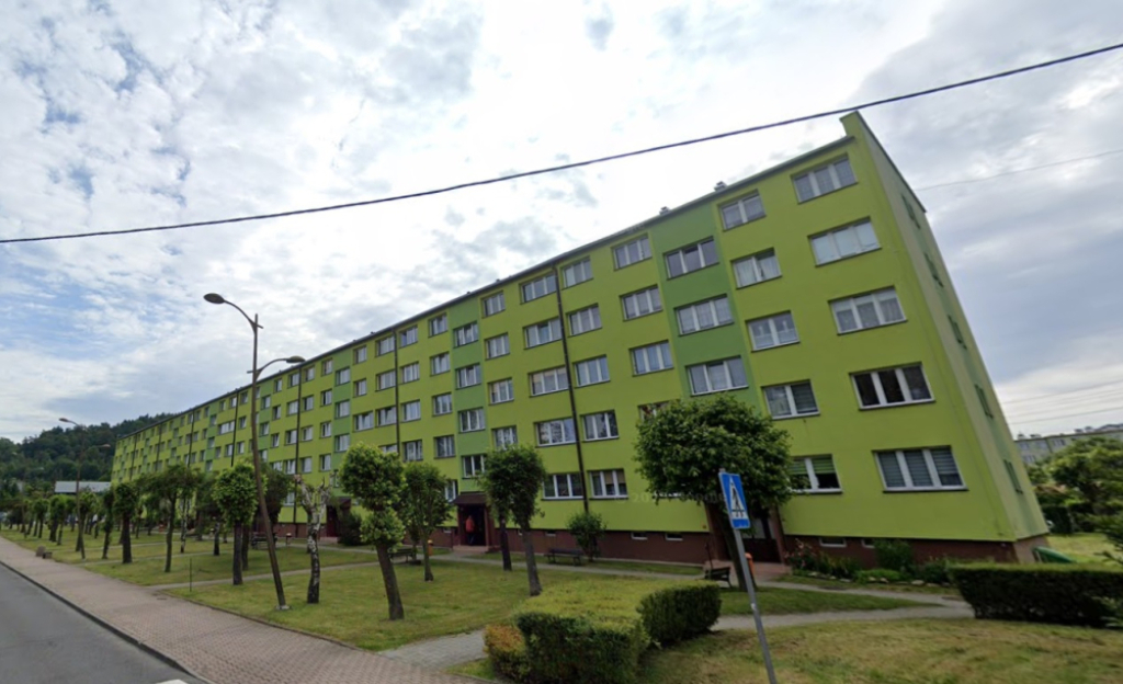 700 osób było ewakuowanych z zielonych bloków. Spółdzielnia w Stroniu Śląskim wciąż bez wsparcia - Tak wyglądały zielone bloki przy Nadbrzeżnej przed powodzią.
