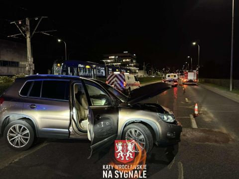 Wypadek na Żmigrodzkiej we Wrocławiu. Samochód zderzył się z tramwajem [ZDJĘCIA] - 1