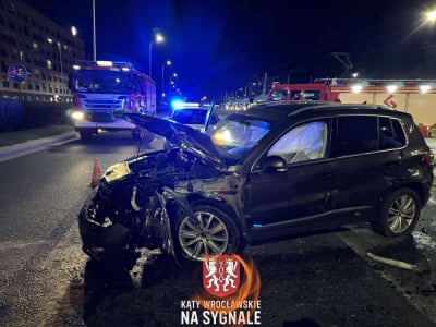 Wypadek na Żmigrodzkiej we Wrocławiu. Samoch&oacute;d zderzył się z tramwajem [ZDJĘCIA]