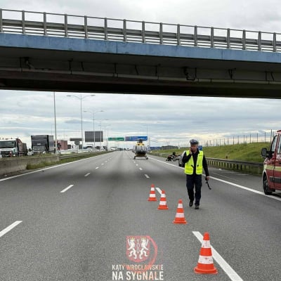 Poważny wypadek na AOW. Trwa walka o życie motocyklisty, duże utrudnienia - 0