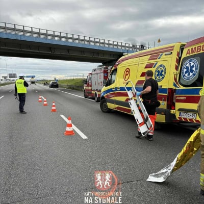 Poważny wypadek na AOW. Trwa walka o życie motocyklisty, duże utrudnienia - 1
