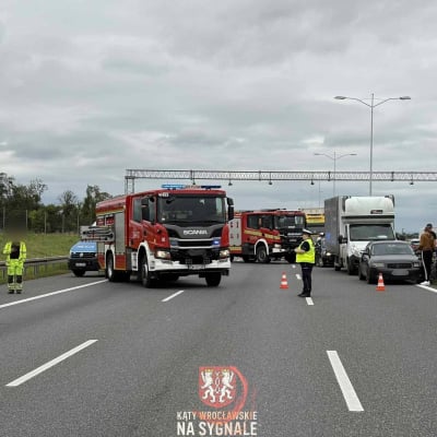 Poważny wypadek na AOW. Trwa walka o życie motocyklisty, duże utrudnienia - 2