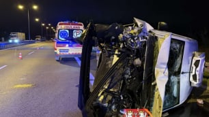 Wypadek dw&oacute;ch bus&oacute;w na A4. Dwie osoby ranne, duże utrudnienia dla kierowc&oacute;w