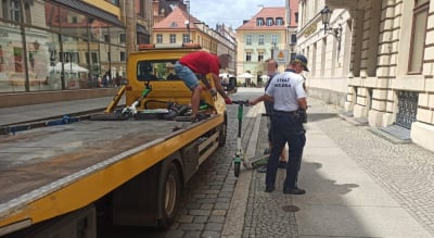 Rozrzucone hulajnogi na drogach. Miasto uruchomiło narzędzie, kt&oacute;rym możesz to zgłosić