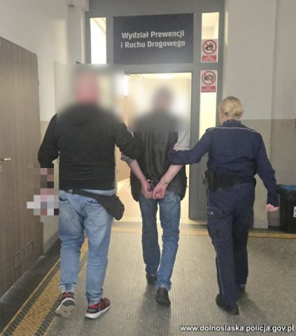 Pobił ratownik&oacute;w, zaatakował policjant&oacute;w. 54-latkowi grozi do 3 lat więzienia