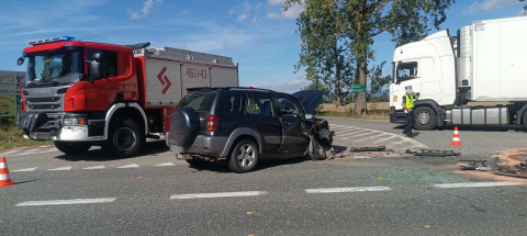 Wypadek na drodze krajowej numer 8. Trzy osoby ranne, duże utrudnienia [ZDJĘCIA] - 0