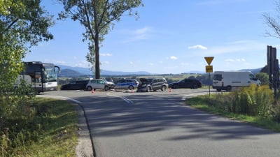 Wypadek na drodze krajowej numer 8. Trzy osoby ranne, duże utrudnienia [ZDJĘCIA] - 2