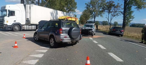 Wypadek na drodze krajowej numer 8. Trzy osoby ranne, duże utrudnienia [ZDJĘCIA] - 1