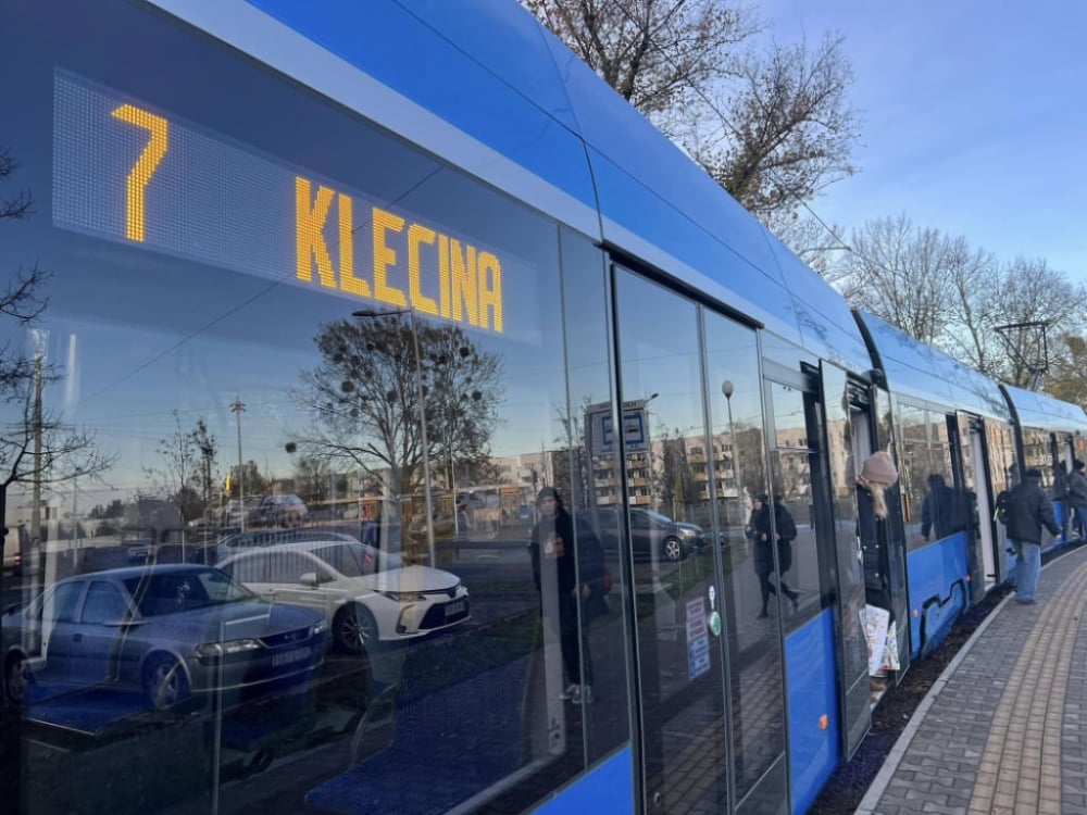Tramwaje linii 7 oraz 17 znów dojadą na Klecinę. Na ul. Przyjaźni powstaje mijanka - Tramwaj linii 7 jadący na Klecinę. MPK wprowadza modyfikacje.