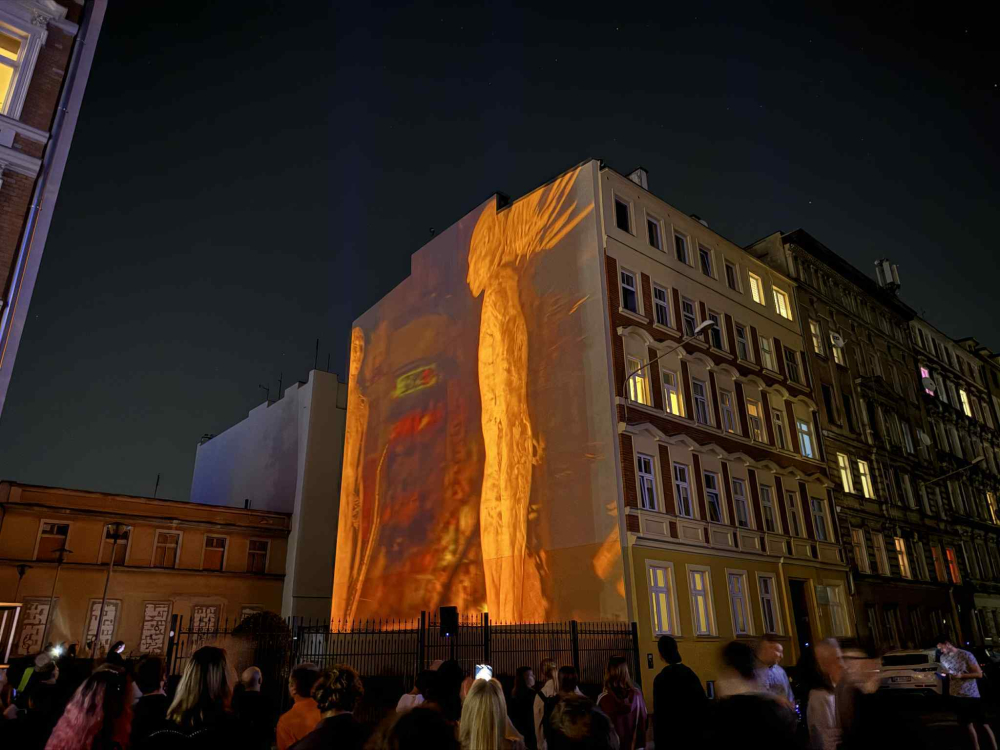Kinomural we Wrocławiu. Tłumy widzów na ulicach Nadodrza. Dziś kolejne projekcje - Kinomural na ulicach wrocławskiego Nadodrza.