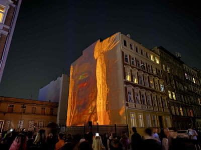Kinomural we Wrocławiu. Tłumy widz&oacute;w na ulicach Nadodrza. Dziś kolejne projekcje