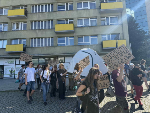 "Minikawalerki, maxi czynsze" we Wrocławiu. Demonstranci domagali się wyższych płac i niższych opłat - 1