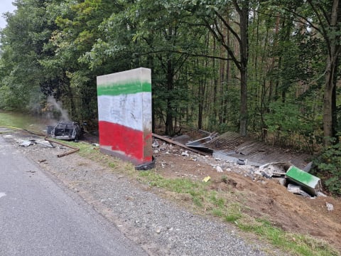 Makabryczny wypadek pod Oleśnicą. Samochód uderzył w przystanek i stanął w ogniu. Kierowca nie żyje - 3