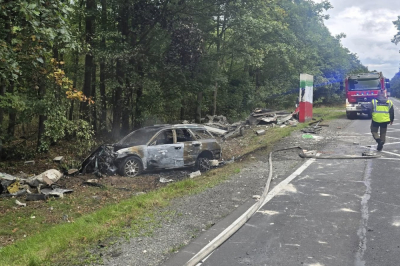 Makabryczny wypadek pod Oleśnicą. Samoch&oacute;d uderzył w przystanek i stanął w ogniu