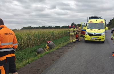 Tragedia podczas prac drogowych. Walec przewr&oacute;cił się do rowu i przygni&oacute;tł operatora