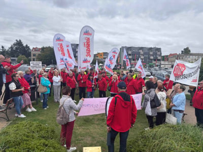 Protest pracownik&oacute;w przed szpitalem przy Borowskiej. "Nie jesteśmy kosztem"