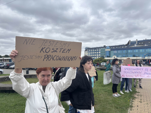 Protest pracowników przed szpitalem przy ul. Borowskiej we Wrocławiu. "Nie jesteśmy kosztem" - 0