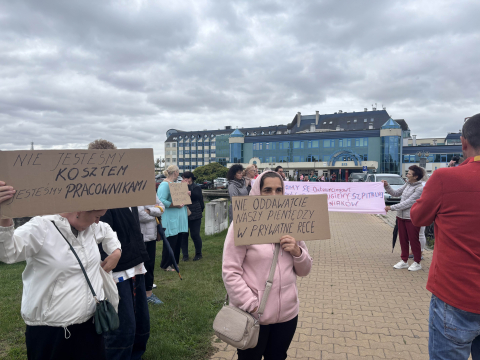 Protest pracowników przed szpitalem przy ul. Borowskiej we Wrocławiu. "Nie jesteśmy kosztem" - 1