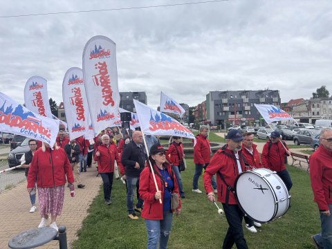 Protest pracowników przed szpitalem przy ul. Borowskiej we Wrocławiu. "Nie jesteśmy kosztem" - 2