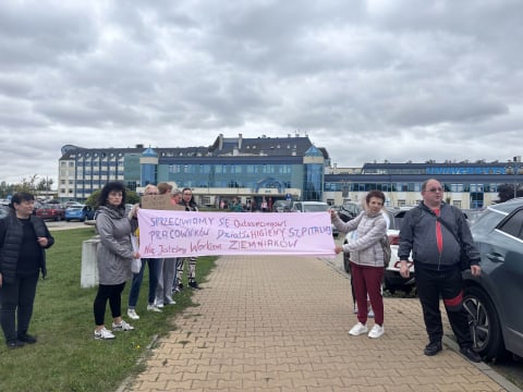 Protest pracowników przed szpitalem przy ul. Borowskiej we Wrocławiu. "Nie jesteśmy kosztem" - 3