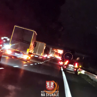 Od rana poważne utrudnienia na drogach. Jedna ciężarówka w rowie, inna spłonęła [ZDJĘCIA] - 0