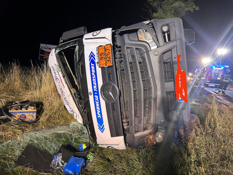 Od rana poważne utrudnienia na drogach. Jedna ciężarówka w rowie, inna spłonęła [ZDJĘCIA] - 9