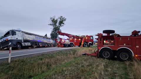 Od rana poważne utrudnienia na drogach. Jedna ciężarówka w rowie, inna spłonęła [ZDJĘCIA] - 4