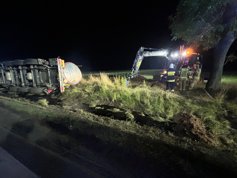 Od rana poważne utrudnienia na drogach. Jedna ciężarówka w rowie, inna spłonęła [ZDJĘCIA] - 5