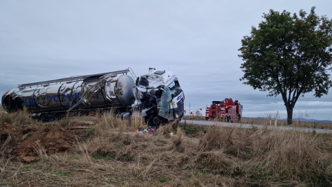 Od rana poważne utrudnienia na drogach. Jedna ciężarówka w rowie, inna spłonęła [ZDJĘCIA] - 7