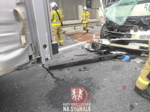 Dwie ciężarówki zderzyły się na AOW. Długi korek przed zjazdem na autostradę [ZDJĘCIA] - 9