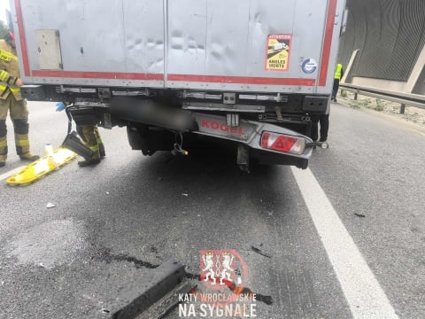 Dwie ciężarówki zderzyły się na AOW. Długi korek przed zjazdem na autostradę [ZDJĘCIA] - 10