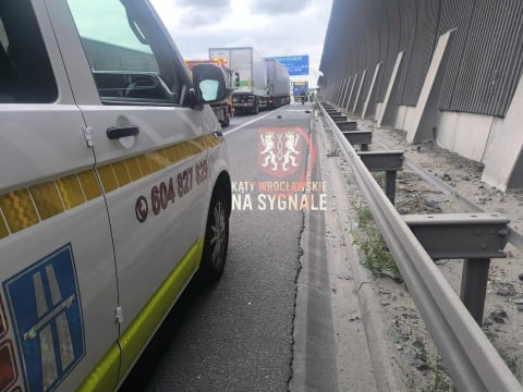 Dwie ciężarówki zderzyły się na AOW. Długi korek przed zjazdem na autostradę [ZDJĘCIA] - 3