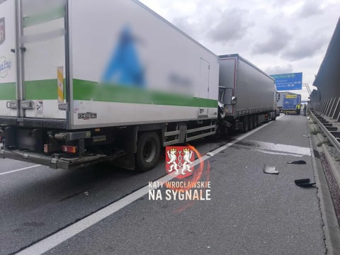 Dwie ciężarówki zderzyły się na AOW. Długi korek przed zjazdem na autostradę [ZDJĘCIA] - 5