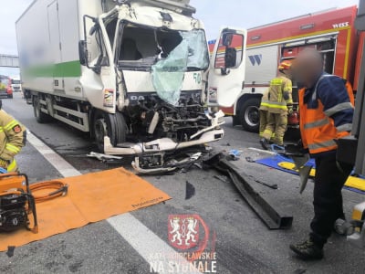 Dwie ciężar&oacute;wki zderzyły się na AOW. Długi korek przed zjazdem na autostradę [ZDJĘCIA]