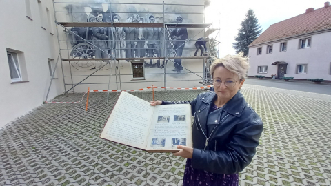 Teatr wiejski z Miłkowic wraca na muralu w Siedliskach. Artysta odtworzył scenę z 1948 roku - 1