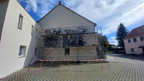 Teatr wiejski z Miłkowic wraca na muralu w Siedliskach. Artysta odtworzył scenę z 1948 roku - 2