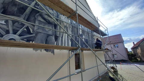 Teatr wiejski z Miłkowic wraca na muralu w Siedliskach. Artysta odtworzył scenę z 1948 roku - 3