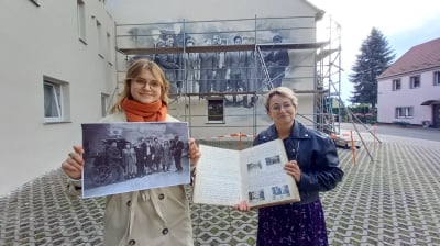 Teatr wiejski z Miłkowic wraca na muralu w Siedliskach. Artysta odtworzył scenę z 1948 roku