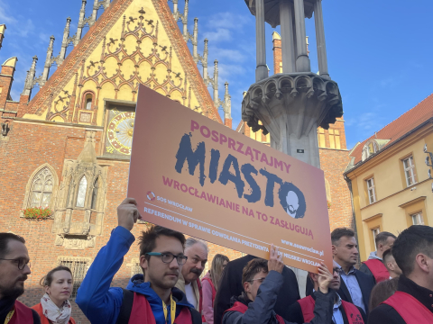 "Dzisiaj idziemy w miasto". Rozpoczyna się druga zbiórka podpisów pod wnioskiem o referendum - 0