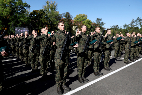 Ponad 400 młodych żołnierzy złożyło przysięgę wojskową. Przed nimi pięć lat wymagających studiów - 2
