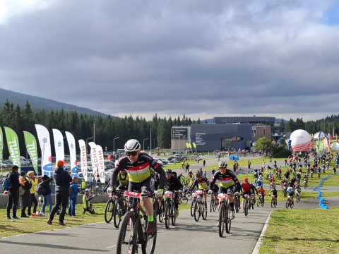 Rowerowy Bieg Piastów na Polanie Jakuszyckiej. Odwiedziliśmy kolarskie święto w Górach Izerskich - 1