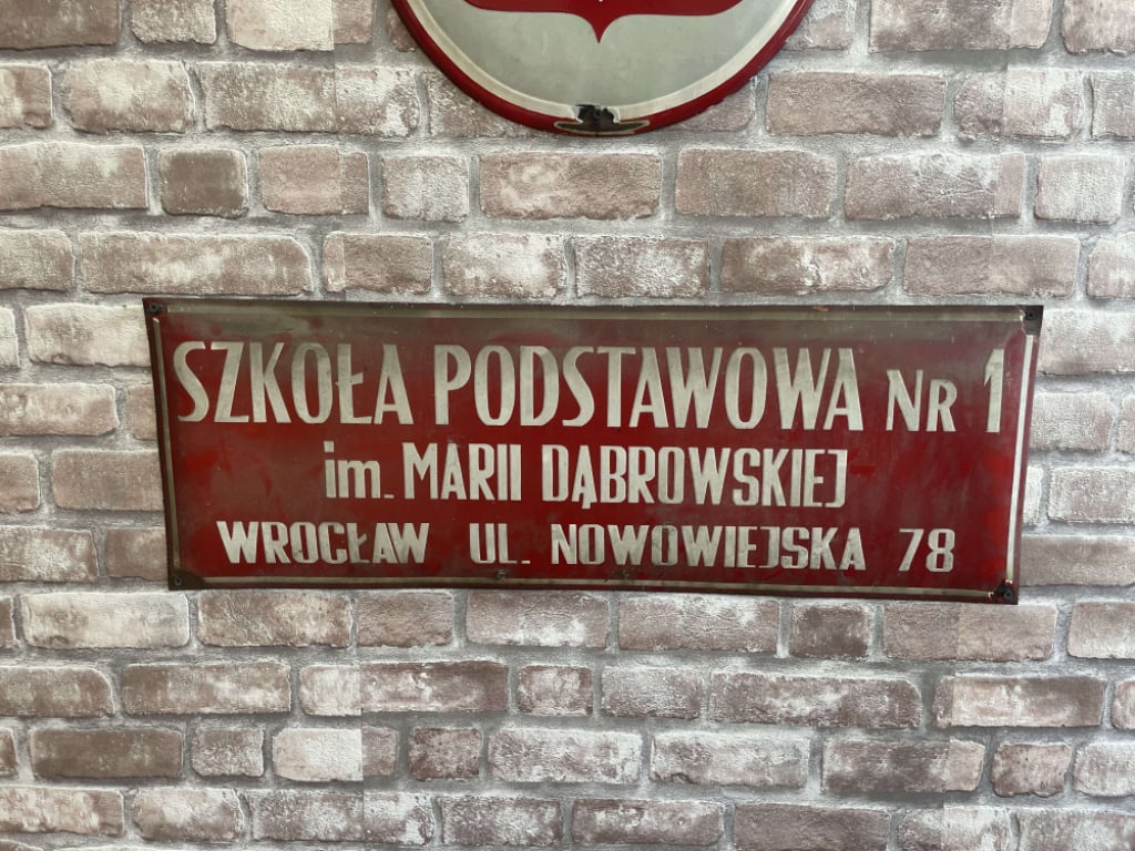 Szkolny konserwator odkrył pamiątkę z przeszłości. Tablica z 1965 roku znów zawisła w SP1 - Pamiątka sprzed lat wraca do SP1