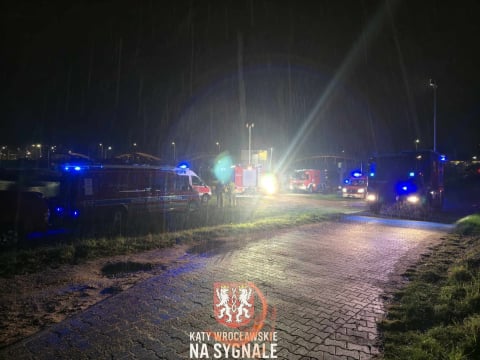 Akcja służb przy Mostach Trzebnickich. Zgłoszenie od świadka: Kobieta z dzieckiem weszła do wody - 1
