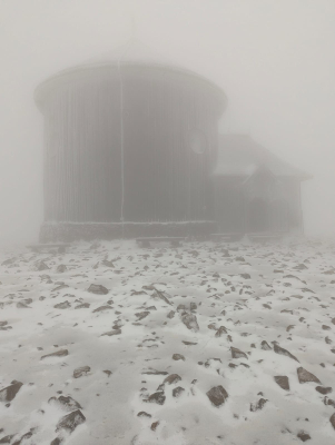 Pierwszy śnieg spadł w Karkonoszach! Zobacz zdjęcia ze szczytu Śnieżki - 0