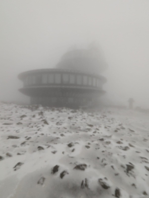 Pierwszy śnieg spadł w Karkonoszach! Zobacz zdjęcia ze szczytu Śnieżki - 1