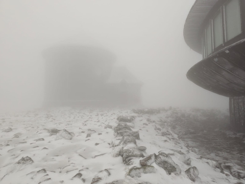 Pierwszy śnieg spadł w Karkonoszach! Zobacz zdjęcia ze szczytu Śnieżki - 3